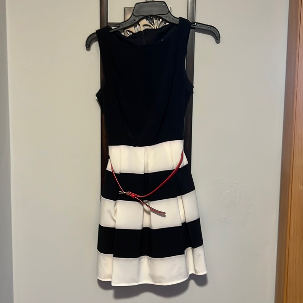 B. Smart sleeveless dress size 5/6
